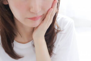 歯がしみる原因は知覚過敏だけじゃない｜放置のリスクや治療法も解説